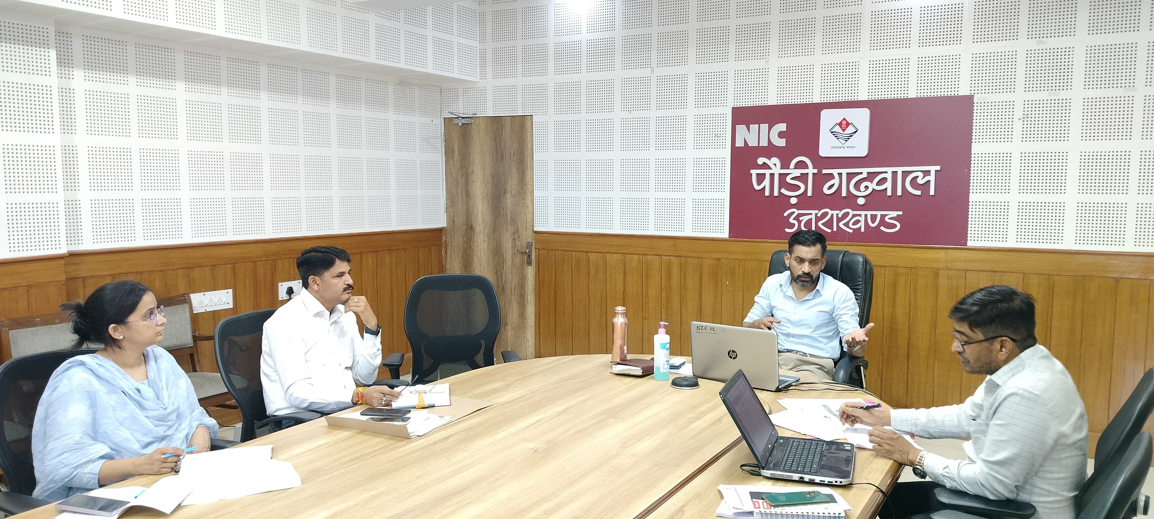 पौड़ी में अधिकारियों को निर्देश देते डीएम पौड़ी में अधिकारियों को निर्देश देते डीएम