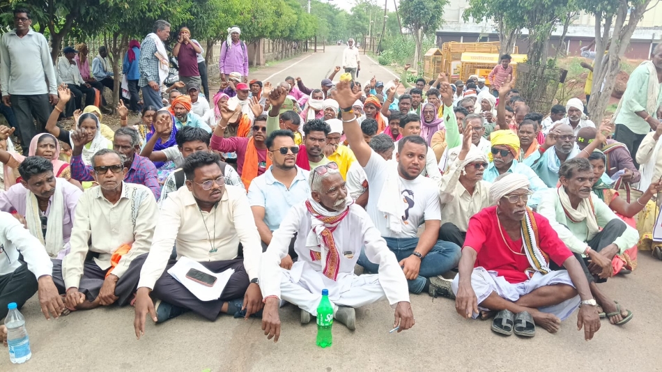 बैरिकेड के सामने जमीन में बैठक कर विरोध प्रदर्शन करते हुए गंगरेल गंगरेल डूबान प्रभावित ग्रामीण। बैरिकेड के सामने जमीन में बैठक कर विरोध प्रदर्शन करते हुए गंगरेल गंगरेल डूबान प्रभावित ग्रामीण।
