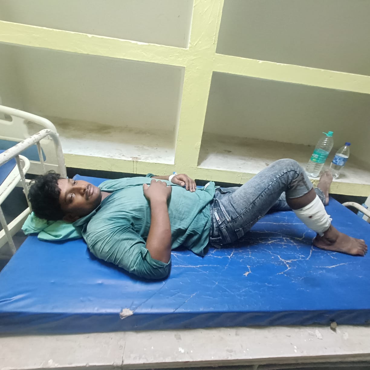 गिरफ्तार आरोपी पुलिस अभिरक्षा में हॉस्पिटल में गिरफ्तार आरोपी पुलिस अभिरक्षा में हॉस्पिटल में