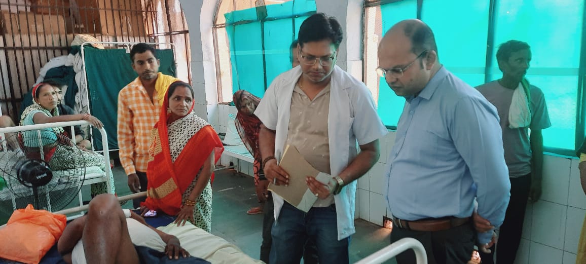 Ghaylo se haalchaal lete DM balrampur Ghaylo se haalchaal lete DM balrampur