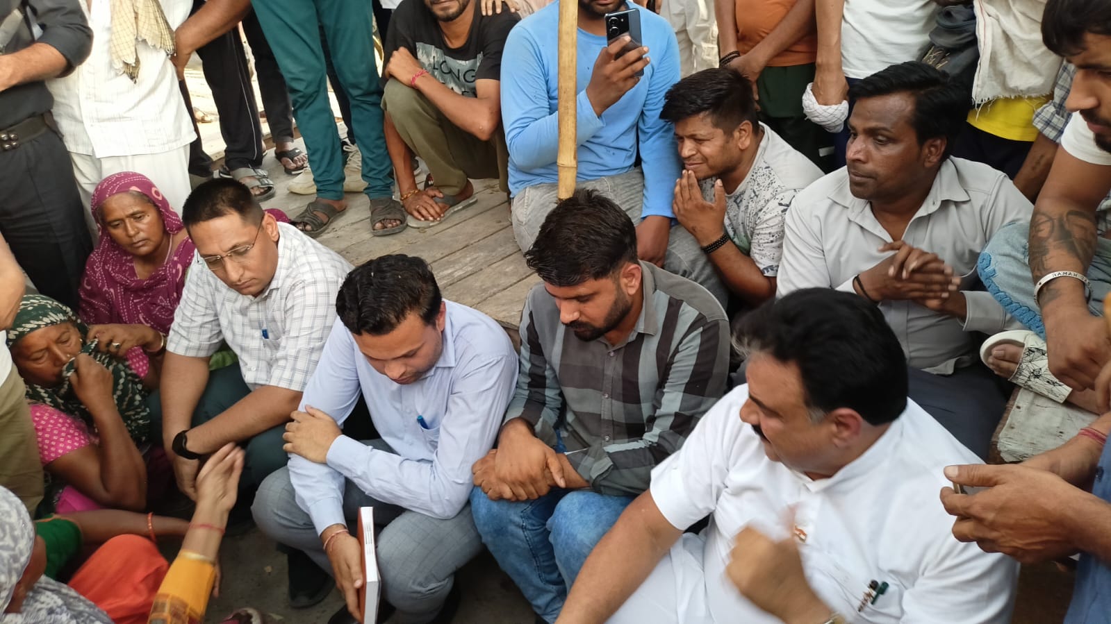 हुडा अधिकारियों को साथ लेकर बैठे डिप्टी स्पीकर डा. कृष्ण मिड्ढा।