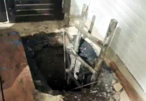 फरीदाबाद के बल्लभगढ़ में इसी सीवर के टैंक में नीचे उतरे से मृतक।