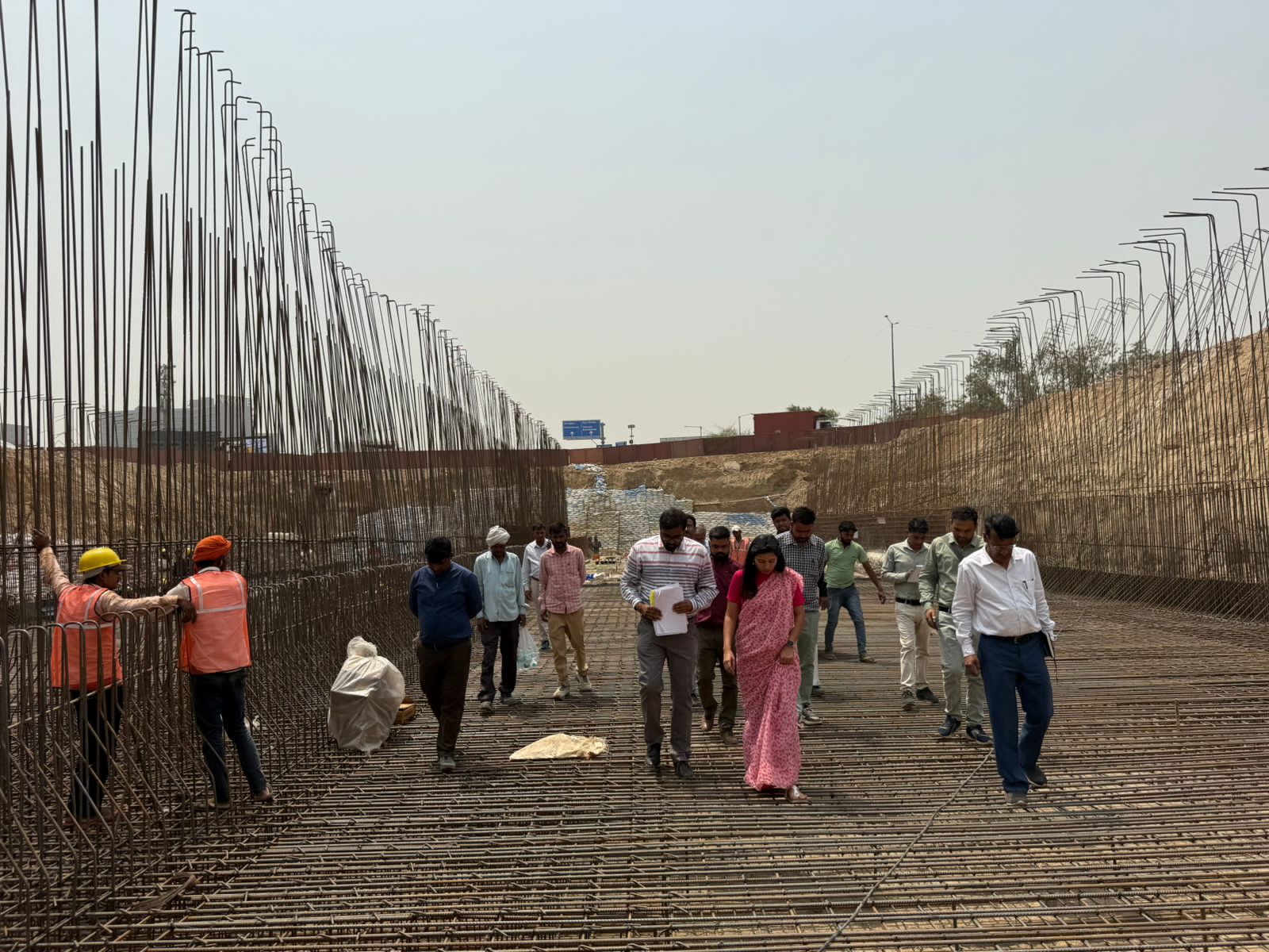 निरीक्षण करते हुए एसीओ