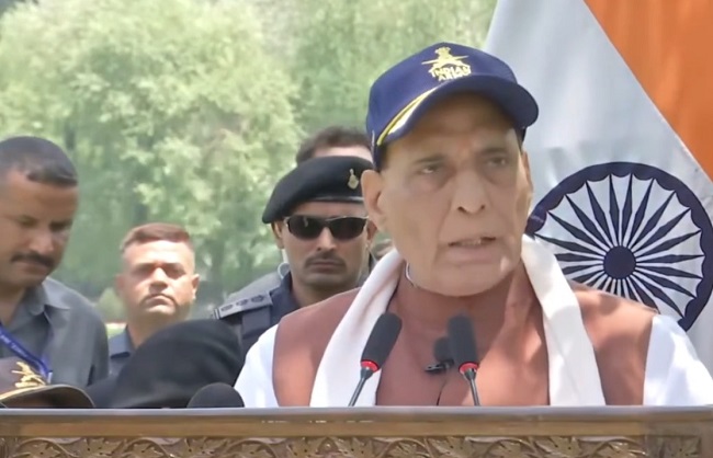 श्रीनगर के बादामी बाग कैंट में भारतीय सेना के बहादुर सैनिकों को संबोधित करते हुए रक्षा मंत्री