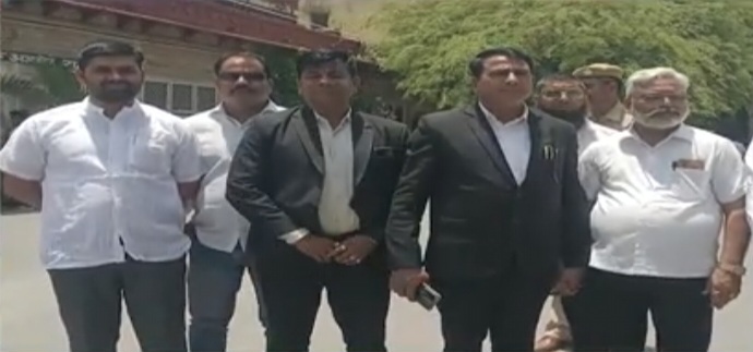वकील की गिरफ्तारी के विरोध में 18 दिनों से जारी वकील आंदोलन समाप्त वकील की गिरफ्तारी के विरोध में 18 दिनों से जारी वकील आंदोलन समाप्त