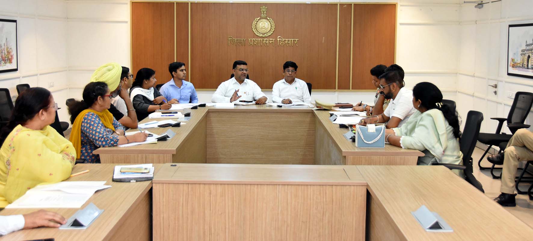 बैठक में अधिकारियों को निर्देश देते हरियाणा बाल अधिकार संरक्षण आयोग के सदस्य। बैठक में अधिकारियों को निर्देश देते हरियाणा बाल अधिकार संरक्षण आयोग के सदस्य।