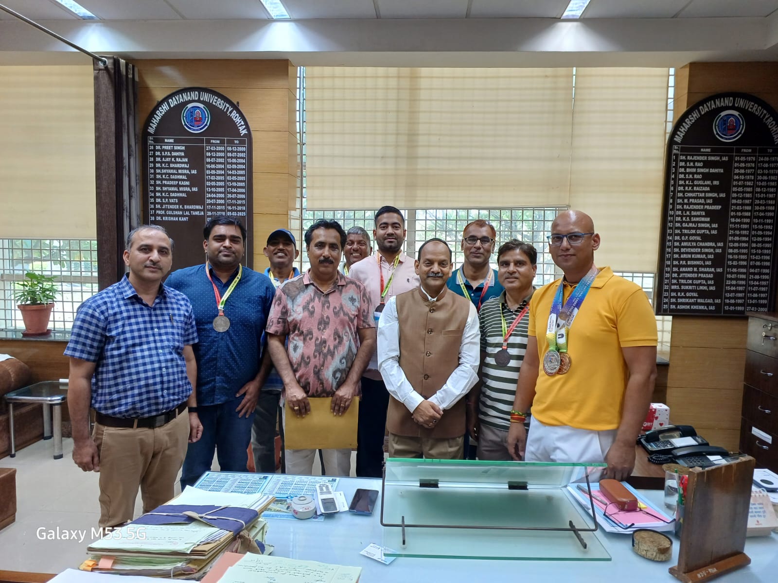 पदक विजेता के साथ खिलाड़ी व अन्य सदस्य पदक विजेता के साथ खिलाड़ी व अन्य सदस्य