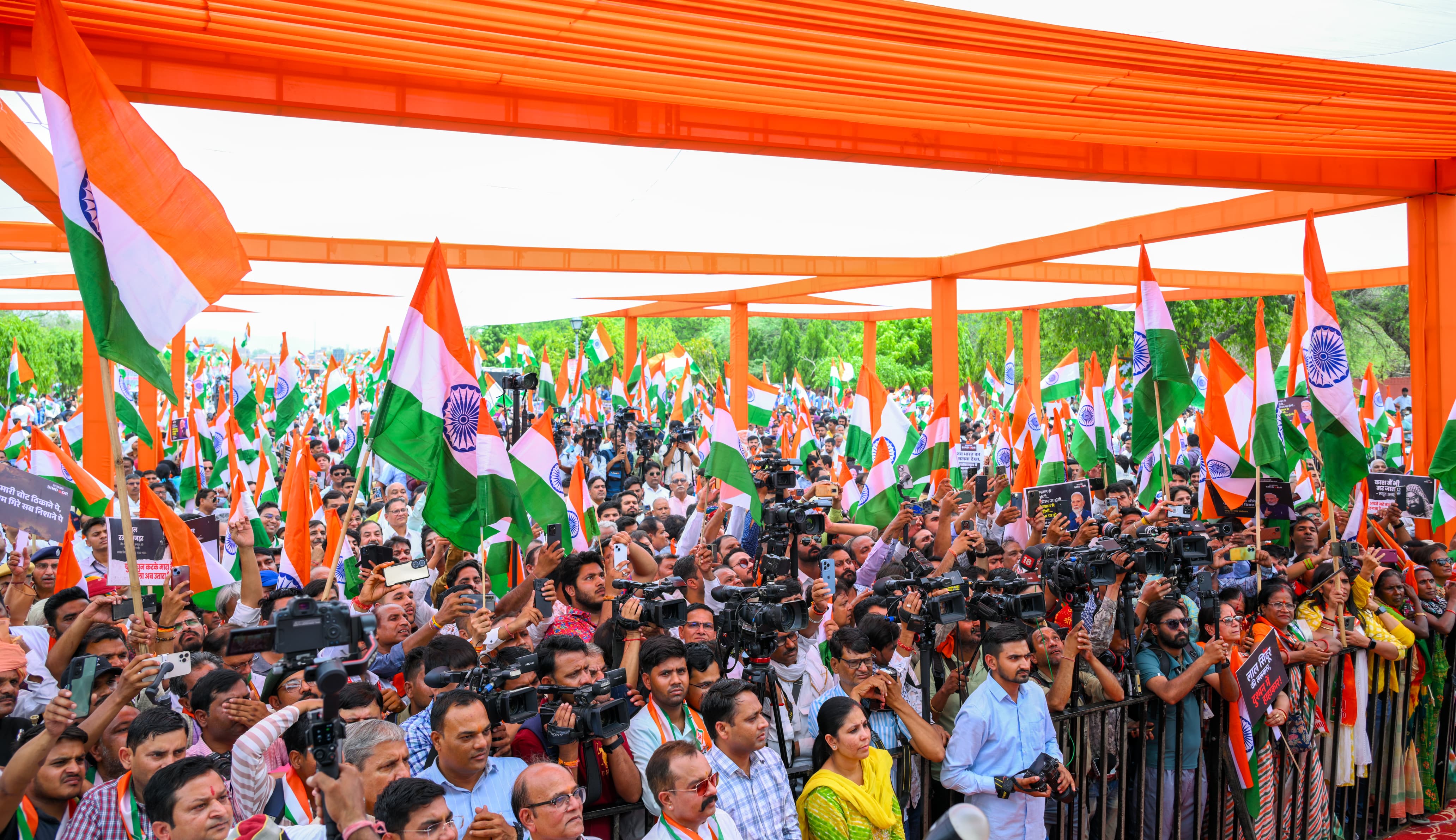 भारतीय सेना के पराक्रम के सम्मान में निकाली तिरंगा यात्रा भारतीय सेना के पराक्रम के सम्मान में निकाली तिरंगा यात्रा