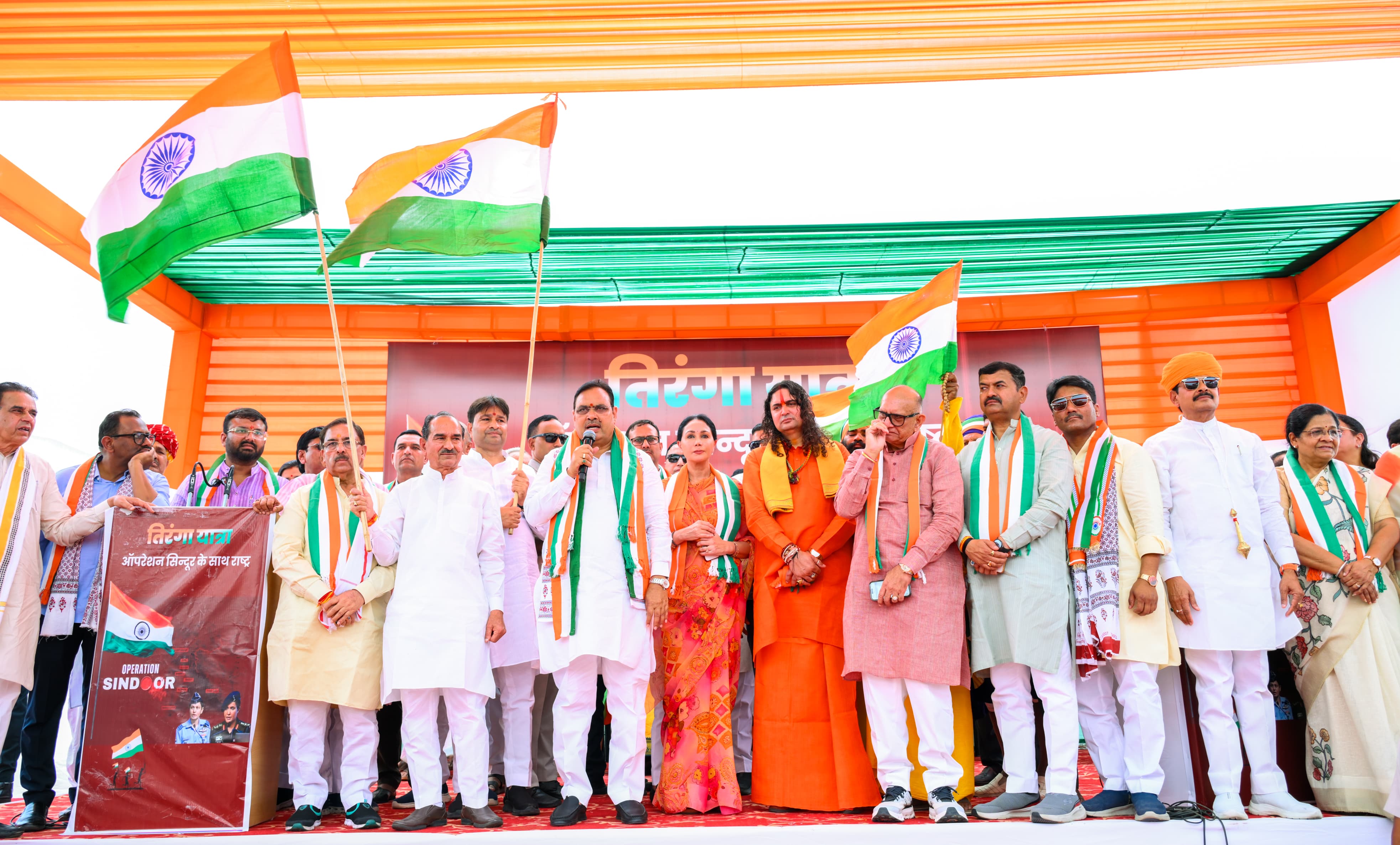 भारतीय सेना के पराक्रम के सम्मान में निकाली तिरंगा यात्रा भारतीय सेना के पराक्रम के सम्मान में निकाली तिरंगा यात्रा