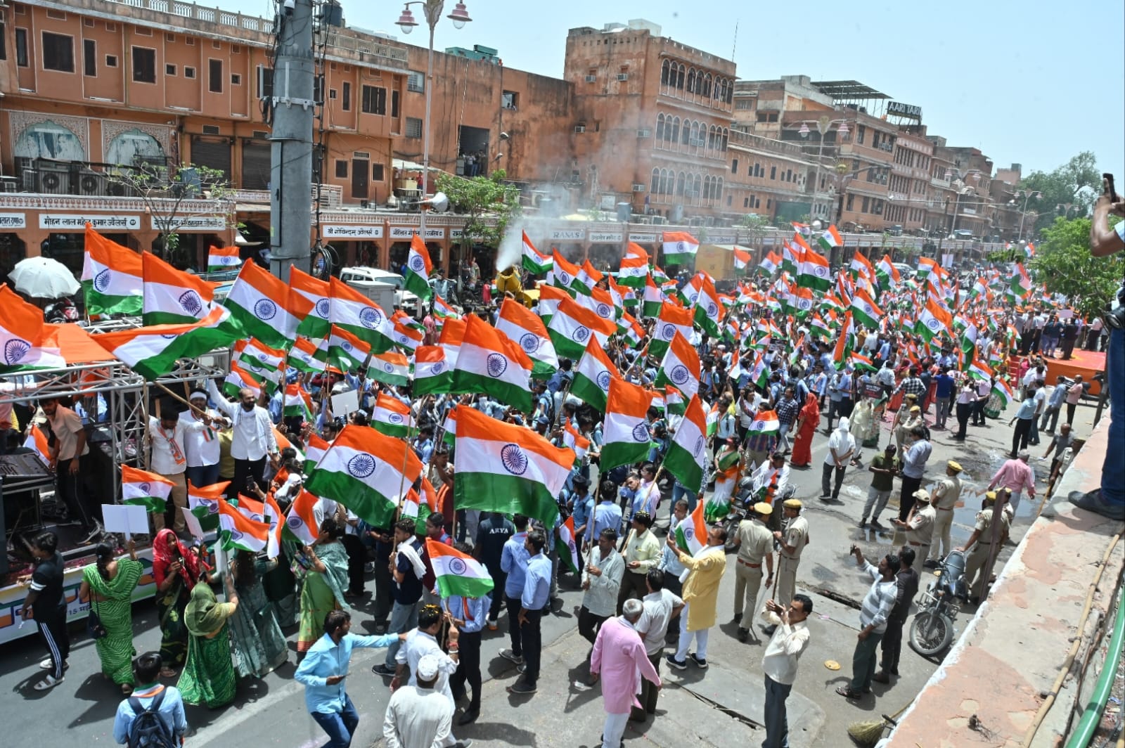 भारतीय सेना के पराक्रम के सम्मान में निकाली तिरंगा यात्रा भारतीय सेना के पराक्रम के सम्मान में निकाली तिरंगा यात्रा