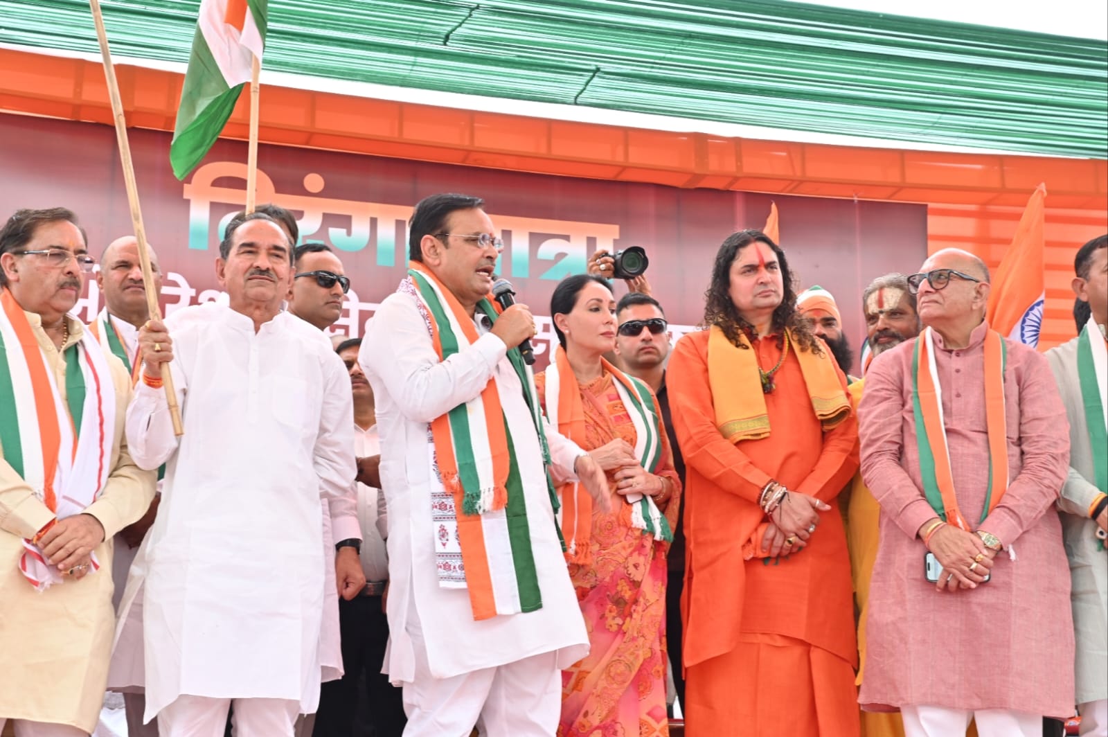 भारतीय सेना के पराक्रम के सम्मान में निकाली तिरंगा यात्रा भारतीय सेना के पराक्रम के सम्मान में निकाली तिरंगा यात्रा