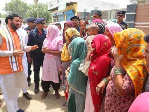 सीएम से लुलवाड़ी गांव की महिलाएं मिलकर अपनी मांग रखते हुए। सीएम से लुलवाड़ी गांव की महिलाएं मिलकर अपनी मांग रखते हुए।