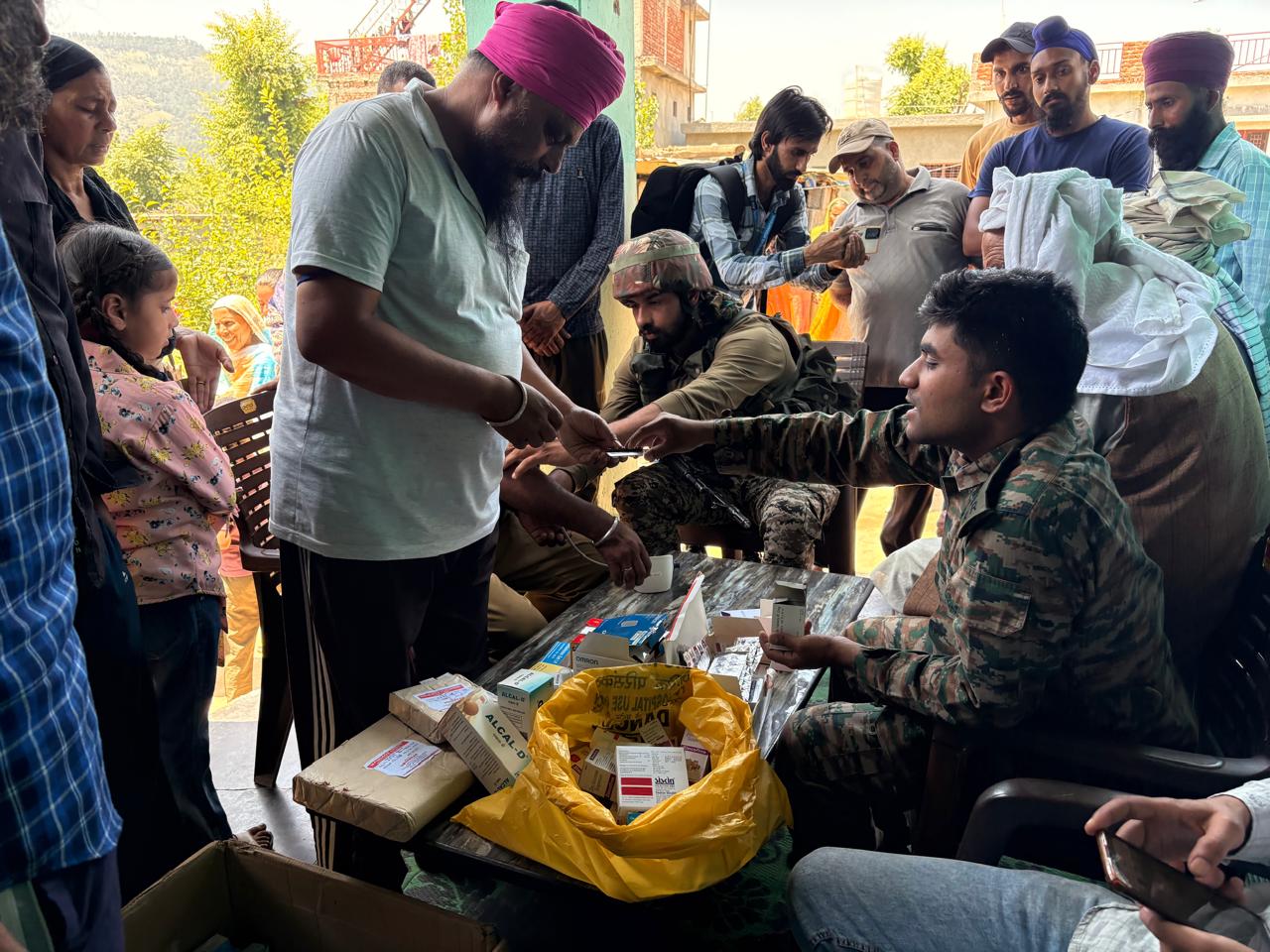 राजौरी में गोलाबारी से प्रभावित गांवों में चिकित्सा सहायता पहुंचाई
