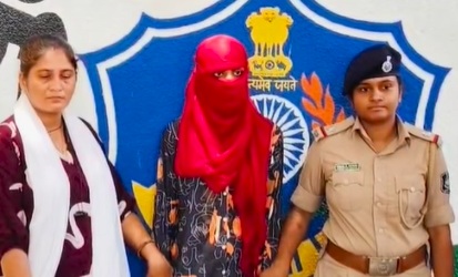 पुलिस हिरासत में आरोपी शिक्षिका पुलिस हिरासत में आरोपी शिक्षिका