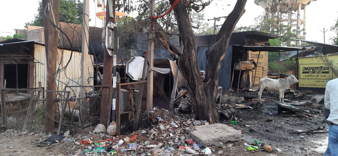 ट्रांसफार्मर से गिरी आग की चिंगारी, पांच दुकानें जलकर राख ट्रांसफार्मर से गिरी आग की चिंगारी, पांच दुकानें जलकर राख