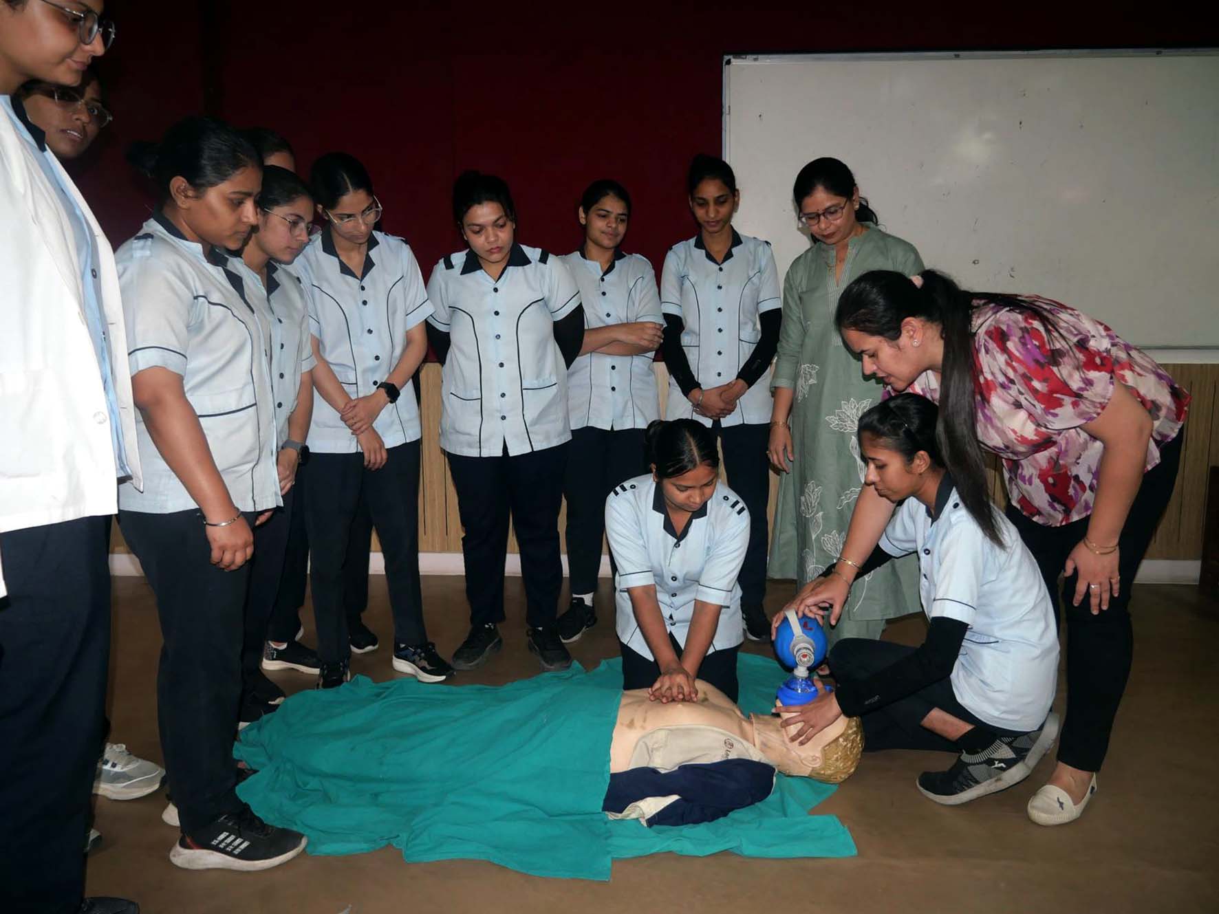 अग्रोहा मेडिकल में सीपीआर करते छात्र। अग्रोहा मेडिकल में सीपीआर करते छात्र।