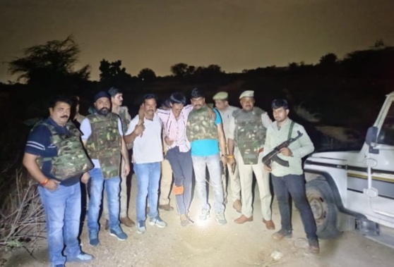 घायल को हॉस्पिटल ले जाते पुलिस कर्मी घायल को हॉस्पिटल ले जाते पुलिस कर्मी