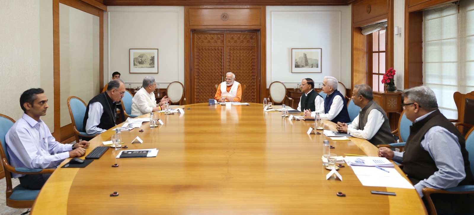 प्रधानमंत्री नरेन्द्र मोदी गुरुवार को मत्स्य पालन पर बैठक के दौरान प्रधानमंत्री नरेन्द्र मोदी गुरुवार को मत्स्य पालन पर बैठक के दौरान