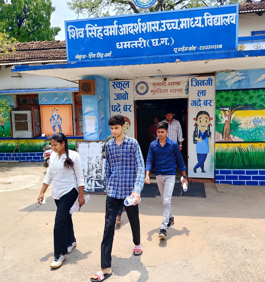 शिव सिंह वर्मा शासकीय उमावि से पीएटी की प्रवेश देकर निकलते परीक्षार्थी। शिव सिंह वर्मा शासकीय उमावि से पीएटी की प्रवेश देकर निकलते परीक्षार्थी।