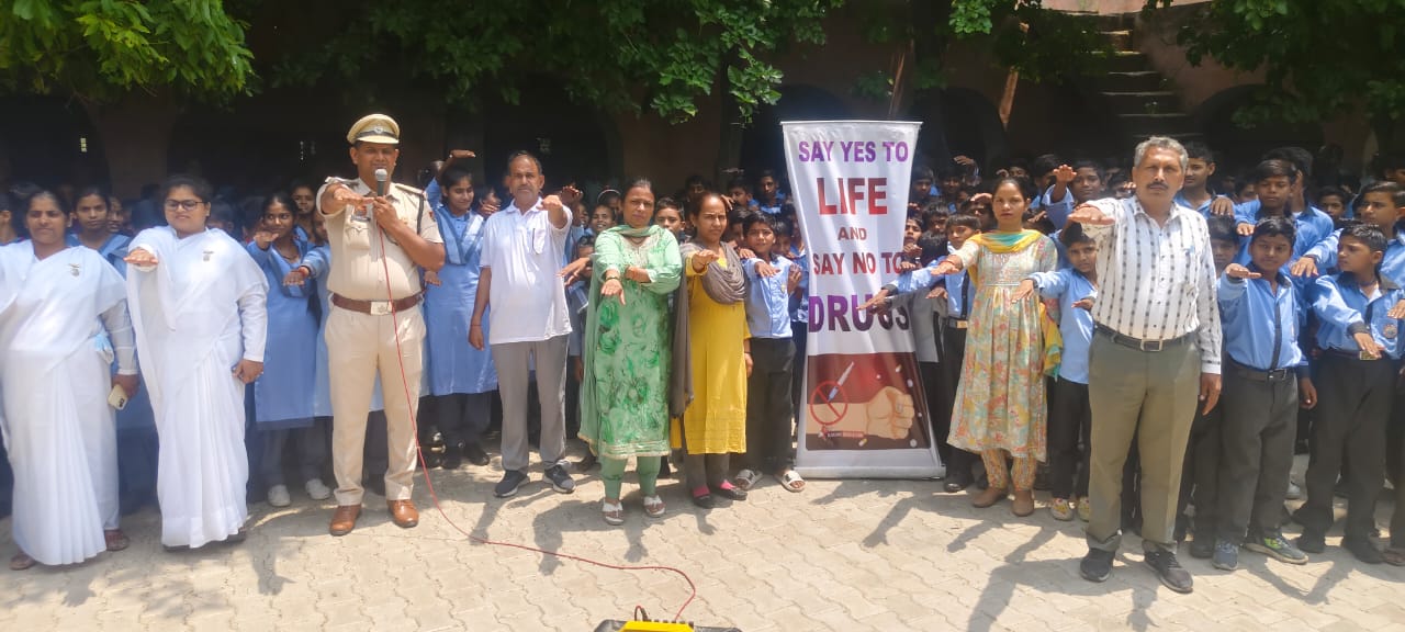 पानीपत: हथवाला गांव के सरकारी स्कूल में नशे से दूर रहने की शपथ लेते विद्यार्थी। पानीपत: हथवाला गांव के सरकारी स्कूल में नशे से दूर रहने की शपथ लेते विद्यार्थी।