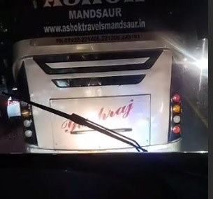 सवारी बसों की प्रतिस्वर्धा में दबंगई,खडी बस को मारी टक्कर सवारी बसों की प्रतिस्वर्धा में दबंगई,खडी बस को मारी टक्कर