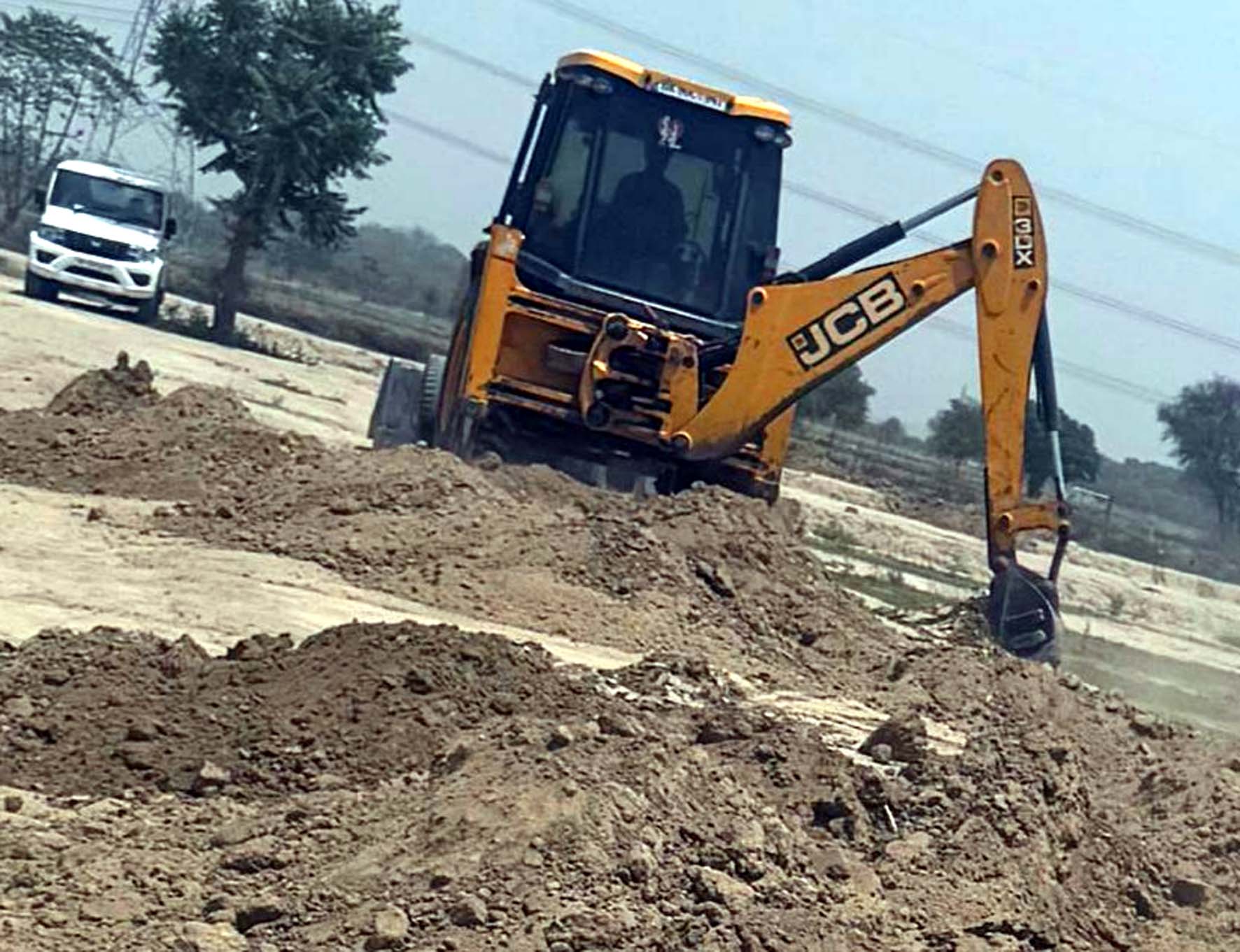 जींद रोड पर बनाई जा रही अवैध कॉलोनी में पीला पंजा कच्ची सड़कों को तहस नहस करते हुए। जींद रोड पर बनाई जा रही अवैध कॉलोनी में पीला पंजा कच्ची सड़कों को तहस नहस करते हुए।