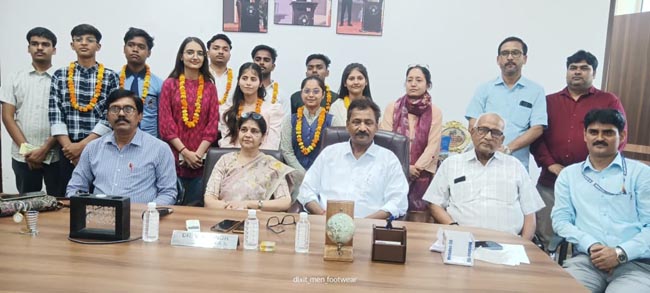 अतिथिगण व बच्चे अतिथिगण व बच्चे