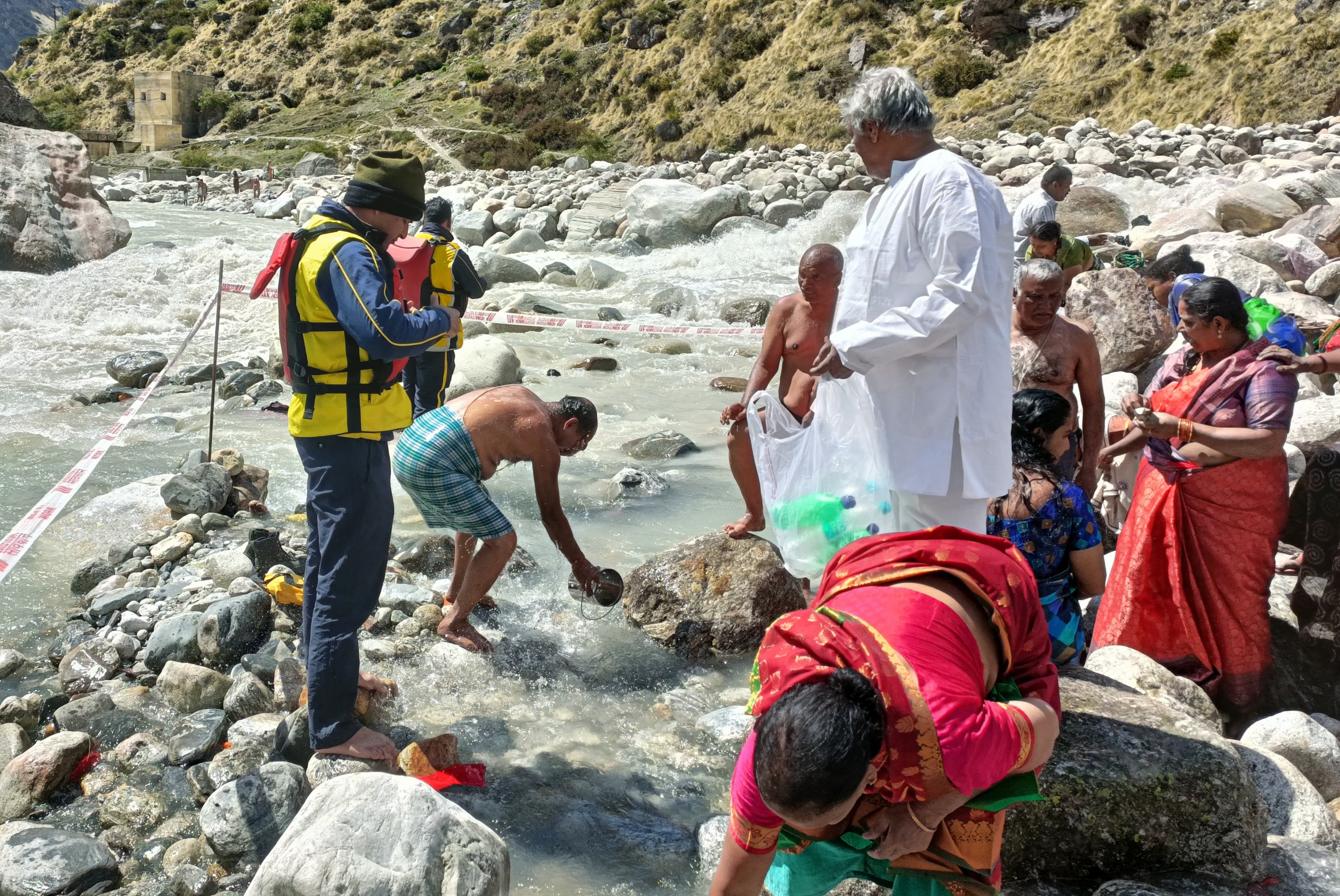 बदरीनाथ धाम के माणा गांव में पुष्कर कुंभ का आयोजन होता हुआ।