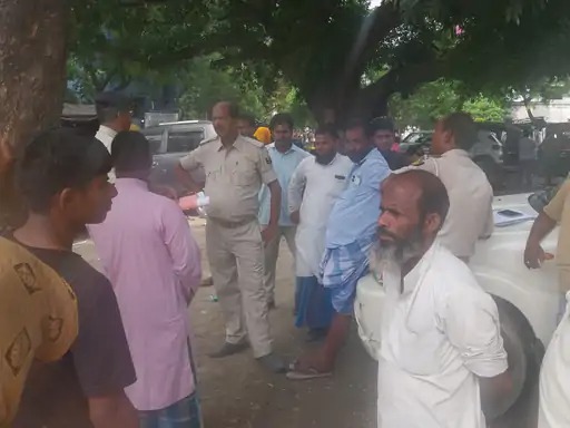 अज्ञात तेज रफ्तार वाहन ने मजदूर को मारी जोरदार टक्कर, मौके पर ही हुई मौत अज्ञात तेज रफ्तार वाहन ने मजदूर को मारी जोरदार टक्कर, मौके पर ही हुई मौत