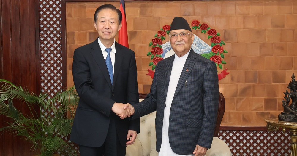 नेपाल के प्रधानमंत्री से मुलाकात करते चीनी संसद के उपाध्यक्ष नेपाल के प्रधानमंत्री से मुलाकात करते चीनी संसद के उपाध्यक्ष