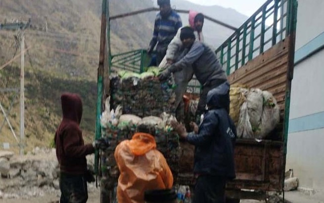 बदरीनाथ धाम में कूडा निस्तारण करते हुए। बदरीनाथ धाम में कूडा निस्तारण करते हुए।