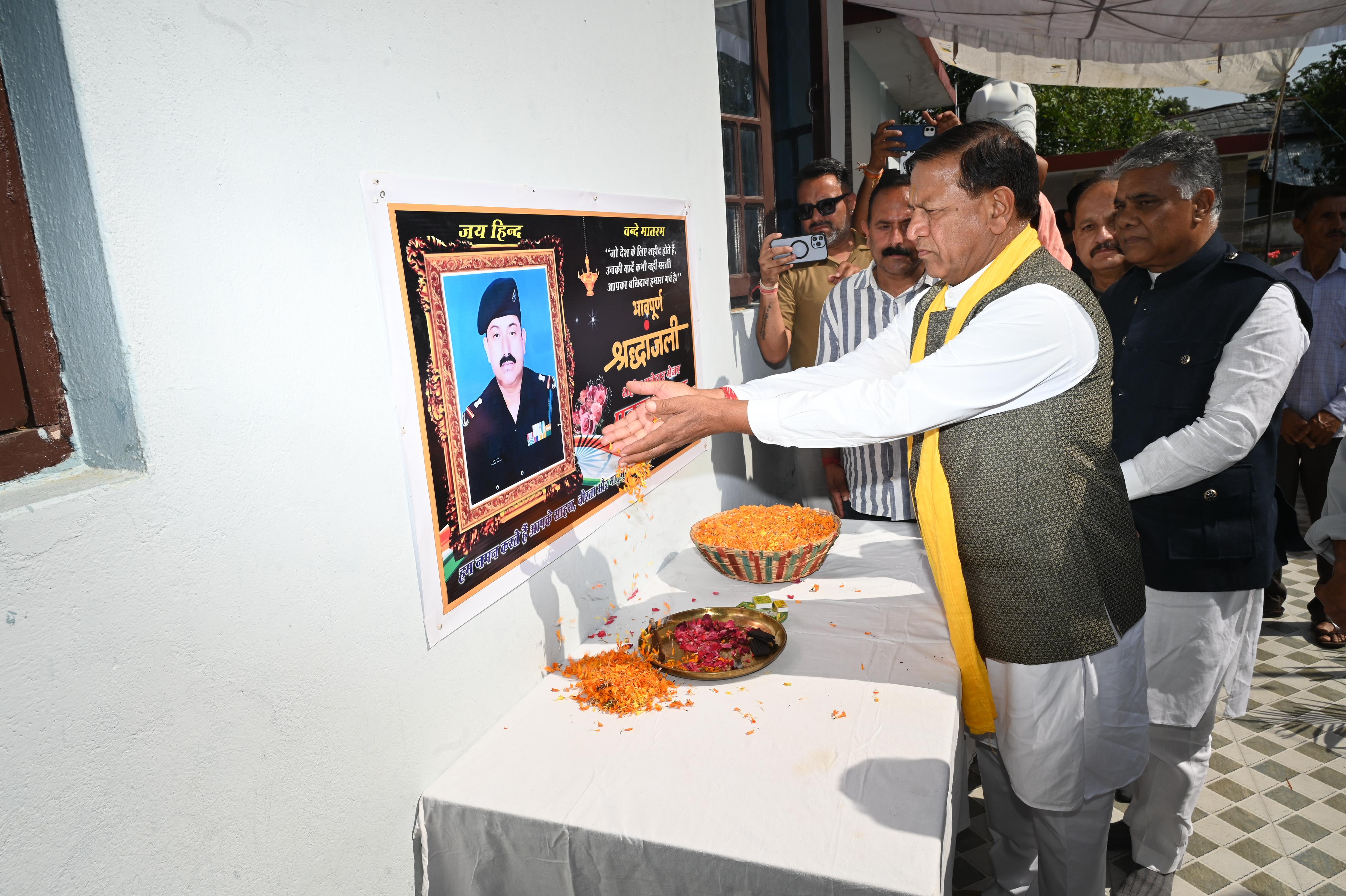 बलिदानी सूबेदार मेजर पवन कुमार के घर पर श्रद्धांजलि देते हुए भाजपा नेता। बलिदानी सूबेदार मेजर पवन कुमार के घर पर श्रद्धांजलि देते हुए भाजपा नेता।