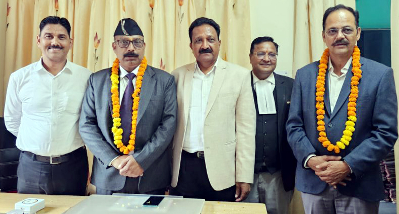 बार कौंसिल ऑफ उत्तराखंड के नवनियुक्त अध्यक्ष, उपाध्यक्ष एवं सदस्य सचिव। बार कौंसिल ऑफ उत्तराखंड के नवनियुक्त अध्यक्ष, उपाध्यक्ष एवं सदस्य सचिव।