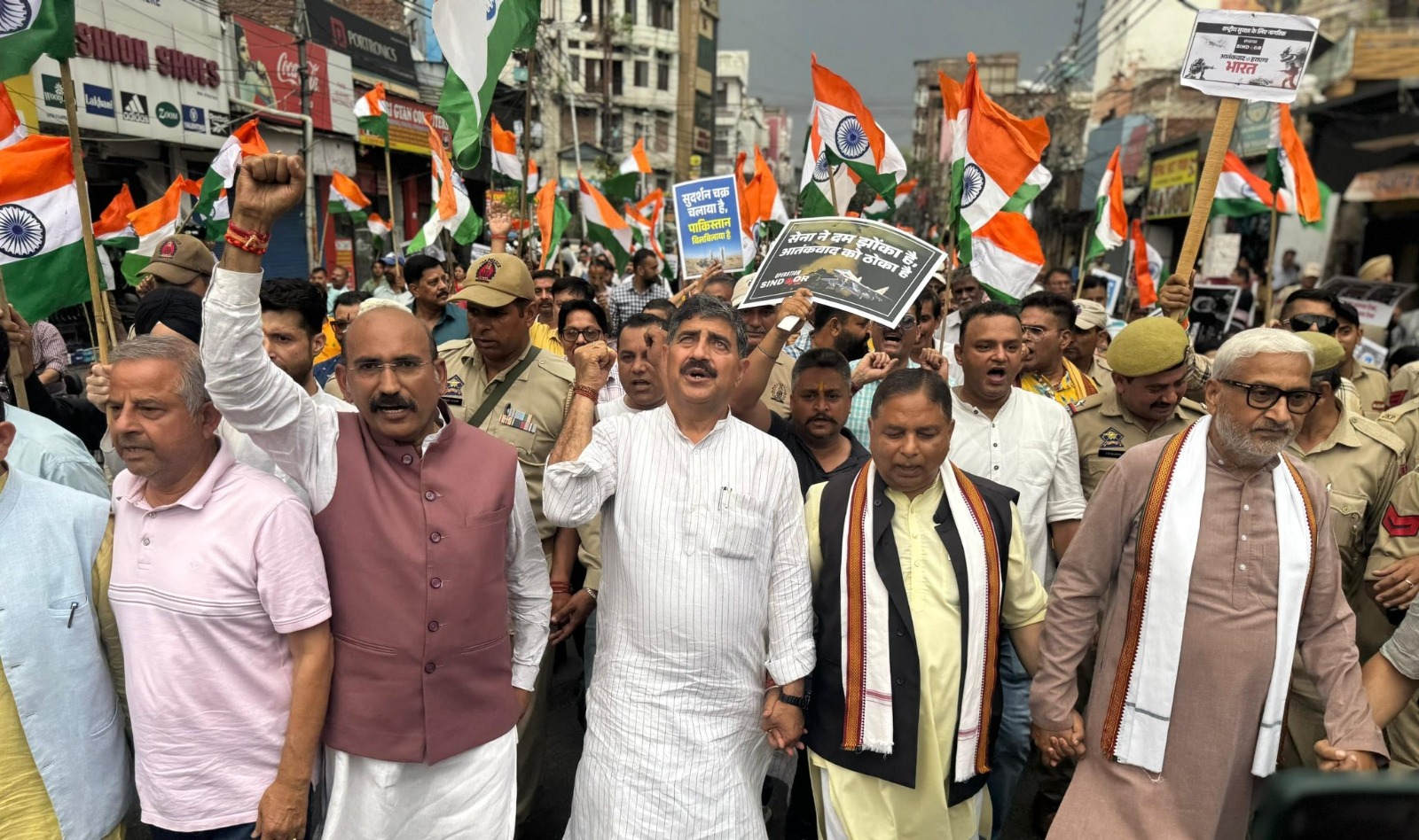 जम्मू में निकली विशाल तिरंगा यात्रा जम्मू में निकली विशाल तिरंगा यात्रा