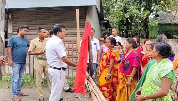 जर्जर सड़क की मरम्मत की मांग, महिलाओं ने सड़क किय बंद जर्जर सड़क की मरम्मत की मांग, महिलाओं ने सड़क किय बंद