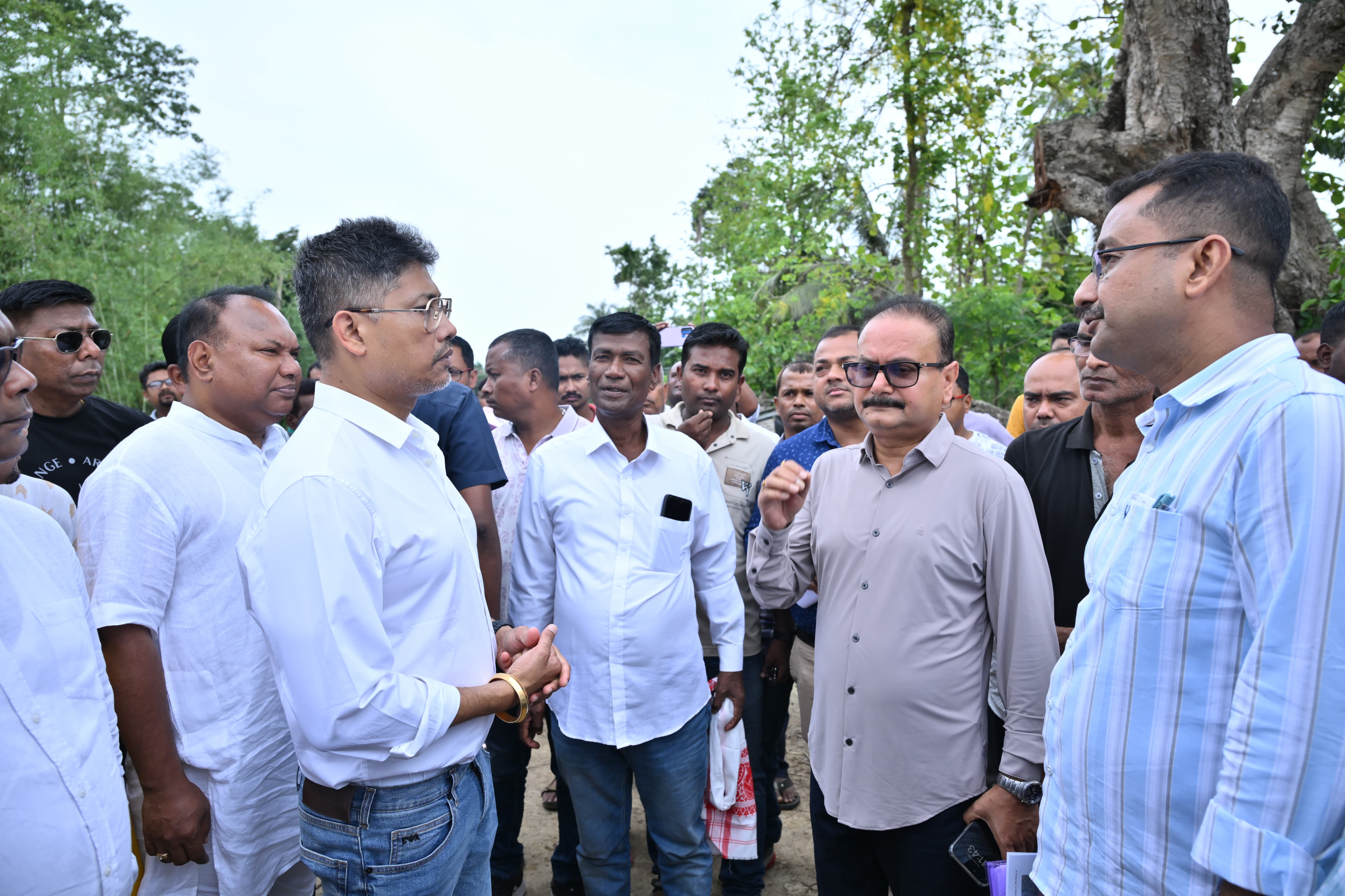 बढ़मपुर-होजाई में निर्माणाधीन तटबंधों का निरीक्षण करते हुए राज्य के जल संसाधन मंत्री पीयूष हजारिका। बढ़मपुर-होजाई में निर्माणाधीन तटबंधों का निरीक्षण करते हुए राज्य के जल संसाधन मंत्री पीयूष हजारिका।