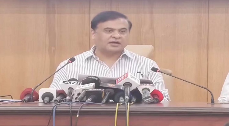गुवाहाटीः दिसपुर स्थित लोक सेवा भवन में संवाददाता सम्मेलन को संबोधित करते हुए मुख्यमंत्री डॉ. हिमंत बिस्व सरमा गुवाहाटीः दिसपुर स्थित लोक सेवा भवन में संवाददाता सम्मेलन को संबोधित करते हुए मुख्यमंत्री डॉ. हिमंत बिस्व सरमा