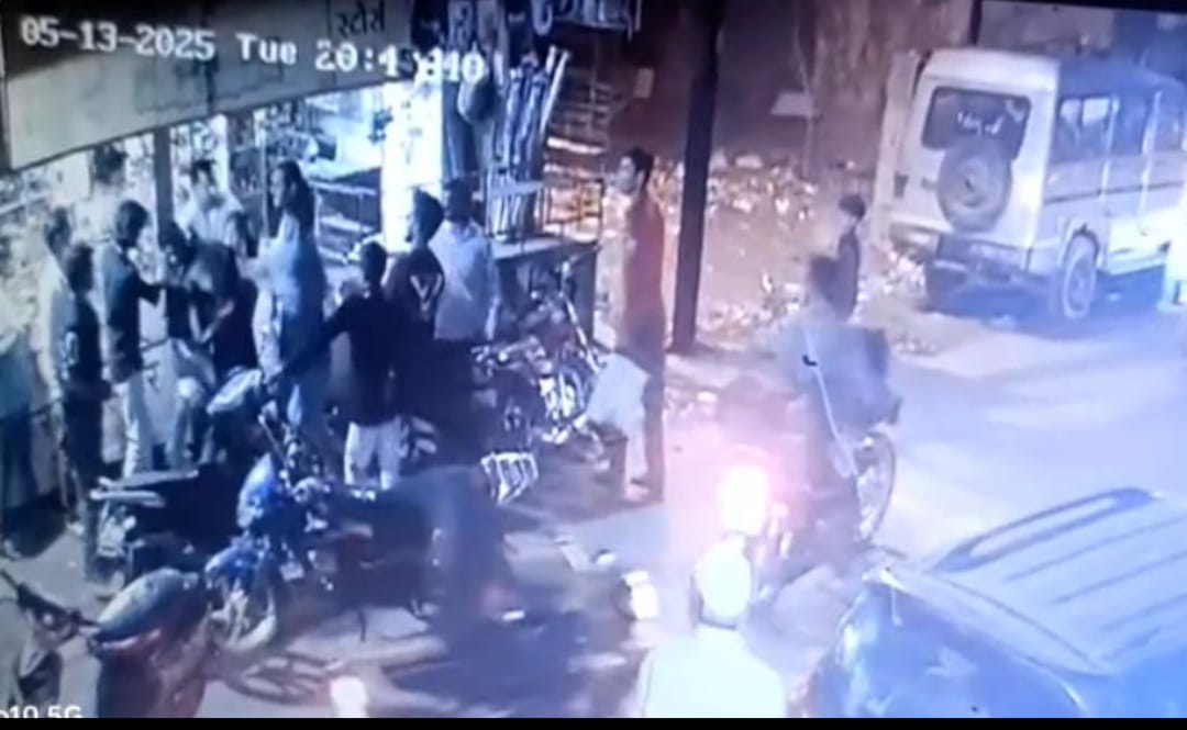 किराना दुकानदार महिला और बेटे से मारपीट, किराना दुकानदार महिला और बेटे से मारपीट,