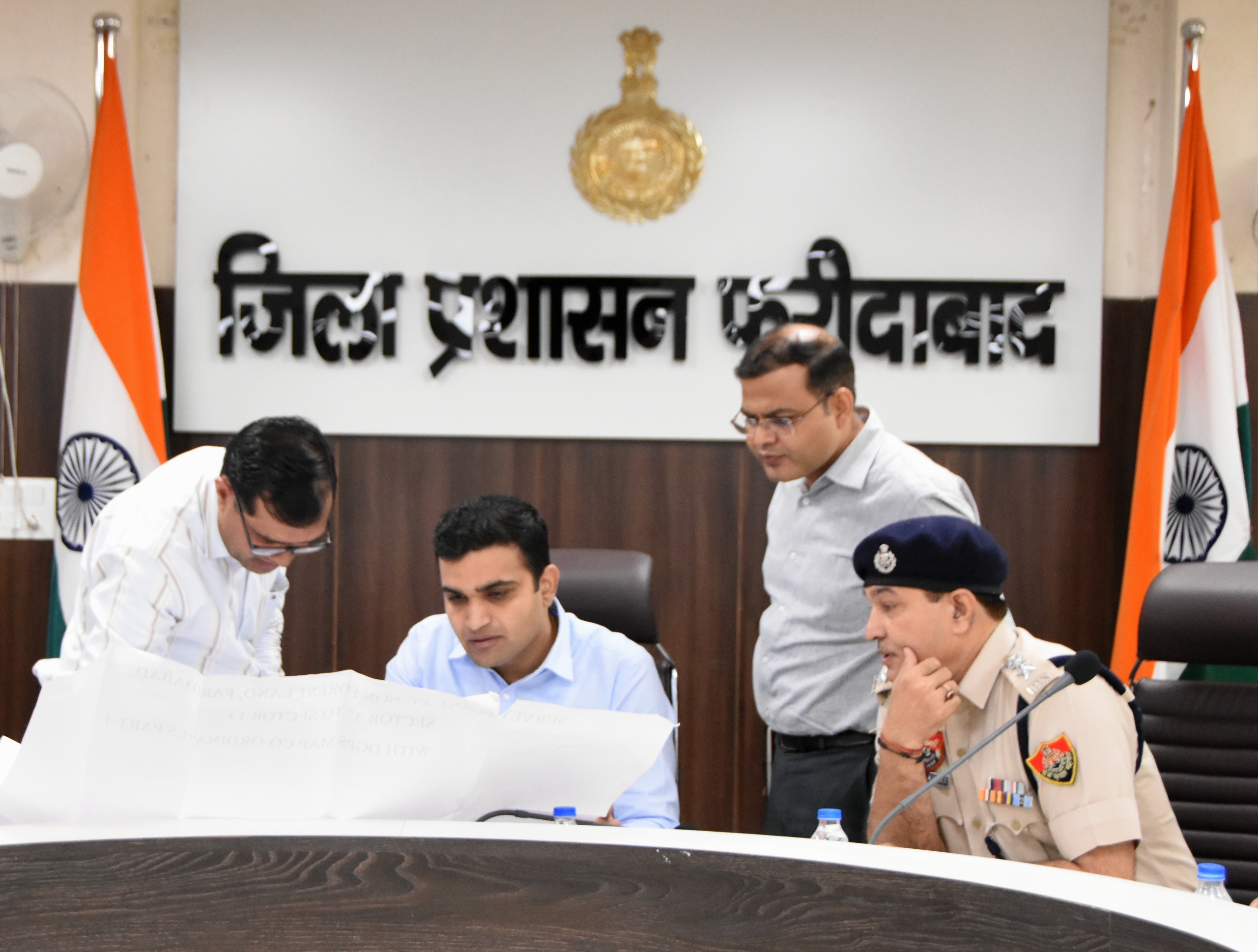 बैठक लेते डीसी विक्रम सिंह बैठक लेते डीसी विक्रम सिंह