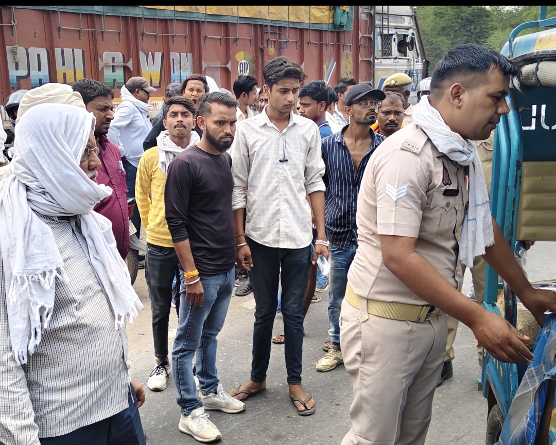 दुर्घटना स्थल पर एकत्र भीड़ दुर्घटना स्थल पर एकत्र भीड़