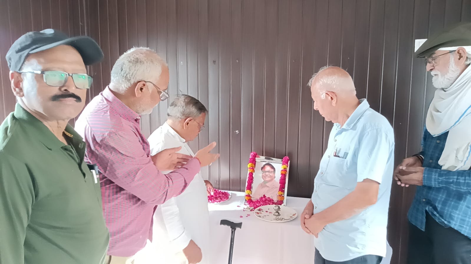 शोकसभा में जुटे पत्रकार शोकसभा में जुटे पत्रकार