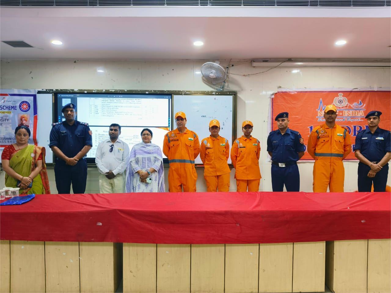 एनडीआरएफ टीम आपदा प्रबंधन के गुर सीखाती हुई एनडीआरएफ टीम आपदा प्रबंधन के गुर सीखाती हुई