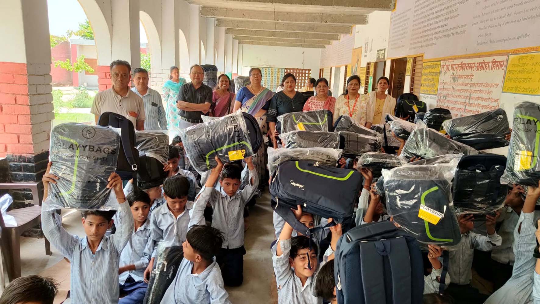 बच्चों को स्कूली सामग्री वितरित करते भाविप पदाधिकारी। बच्चों को स्कूली सामग्री वितरित करते भाविप पदाधिकारी।