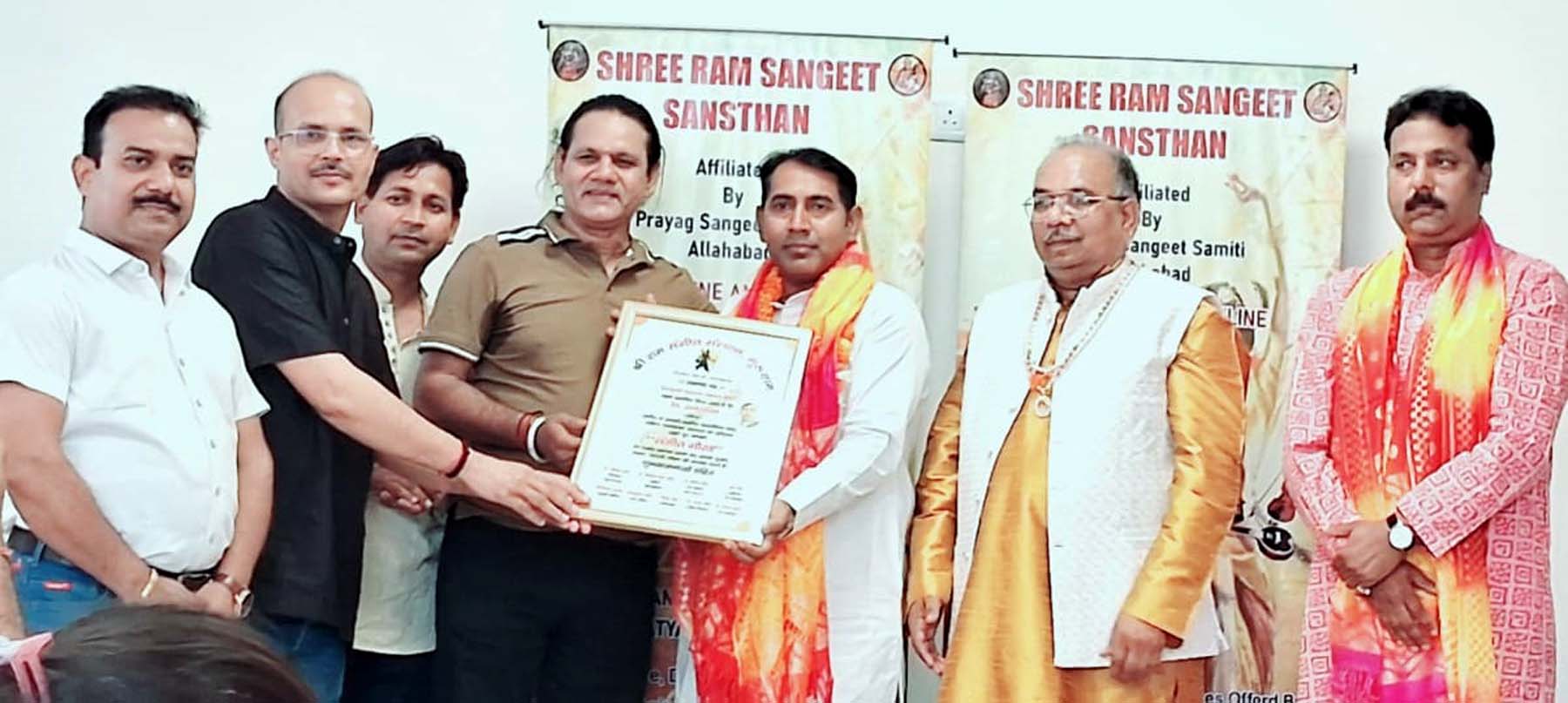 गुरुग्राम में केंद्रीय विद्यालय के संगीत शिक्षक जयकिशन को संगीत गौरव सम्मान देते श्रीराम संगीत संस्थान के पदाधिकारी। गुरुग्राम में केंद्रीय विद्यालय के संगीत शिक्षक जयकिशन को संगीत गौरव सम्मान देते श्रीराम संगीत संस्थान के पदाधिकारी।