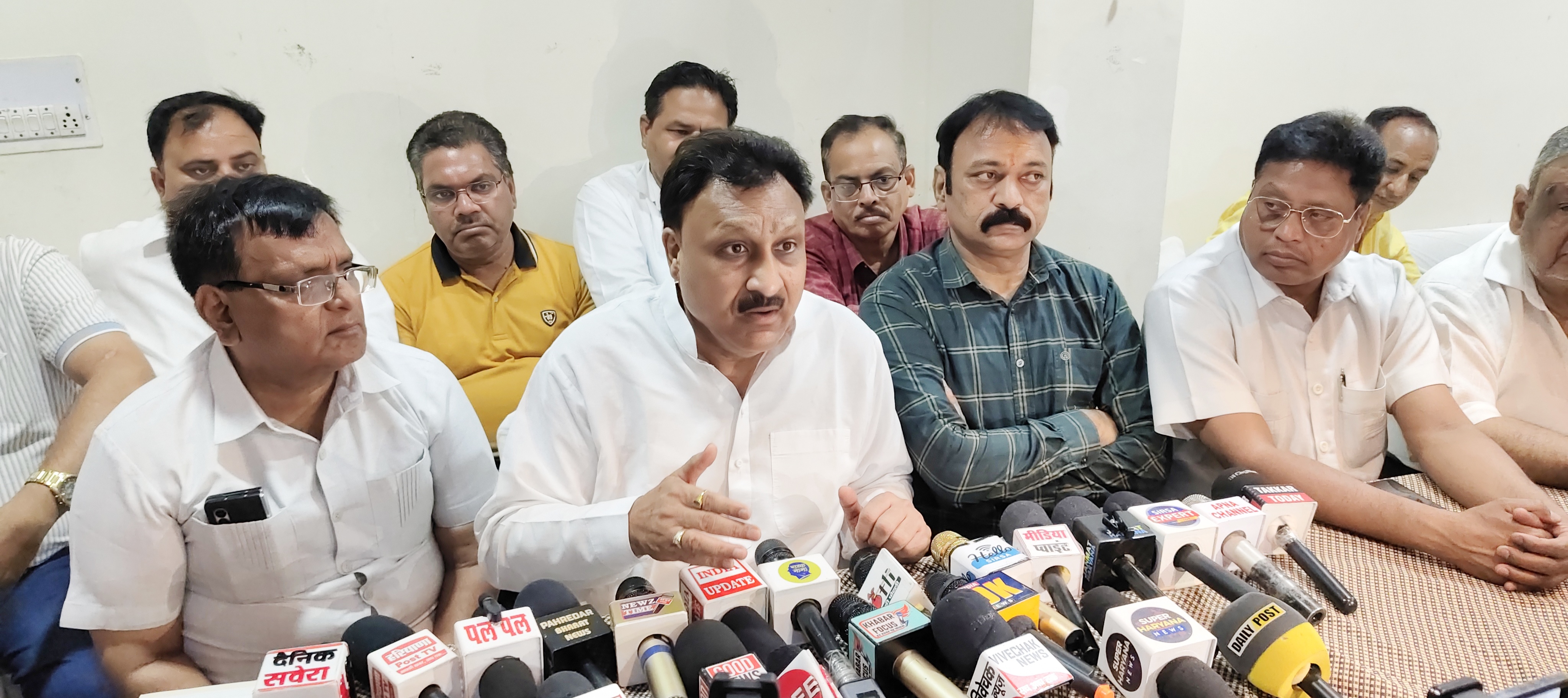 पत्रकारों से बातचीत करते बजरंग गर्ग। पत्रकारों से बातचीत करते बजरंग गर्ग।