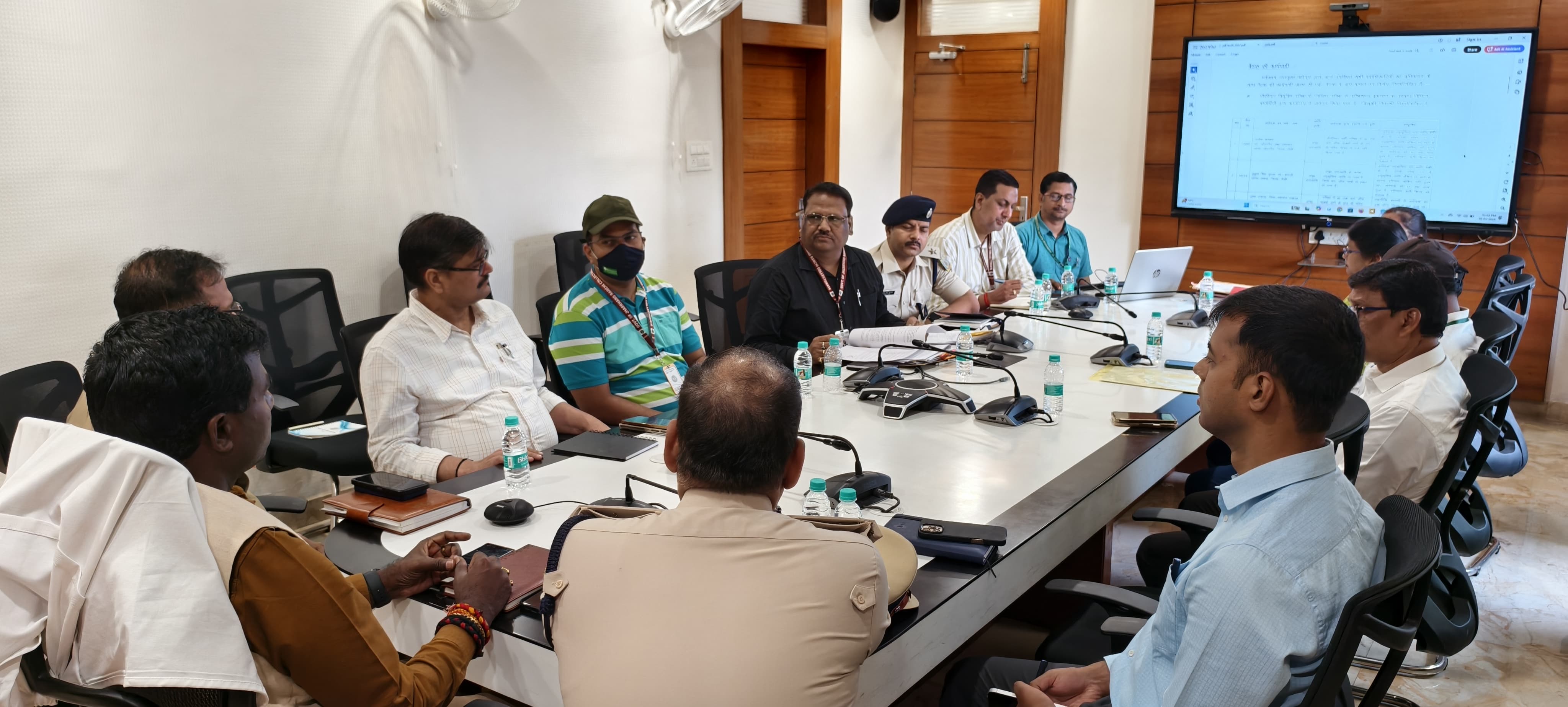 अधिकारियों के साथ बैठक करते उपायुक्त अधिकारियों के साथ बैठक करते उपायुक्त