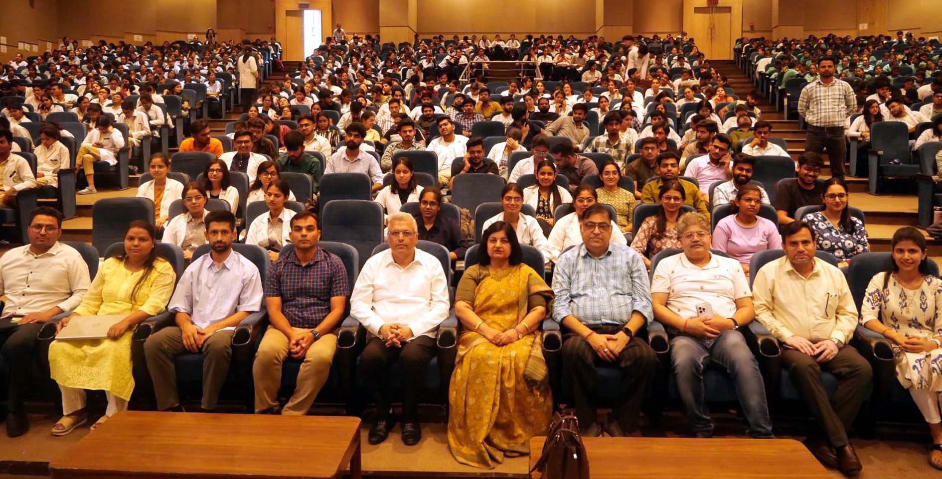 प्रशिक्षण कार्यशाला में उपस्थित विद्यार्थी व स्टाफ सदस्य।