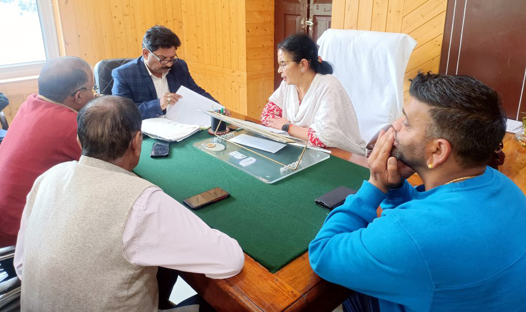 पालिकाध्यक्ष से मिलते ईओ रोहताश शर्मा।