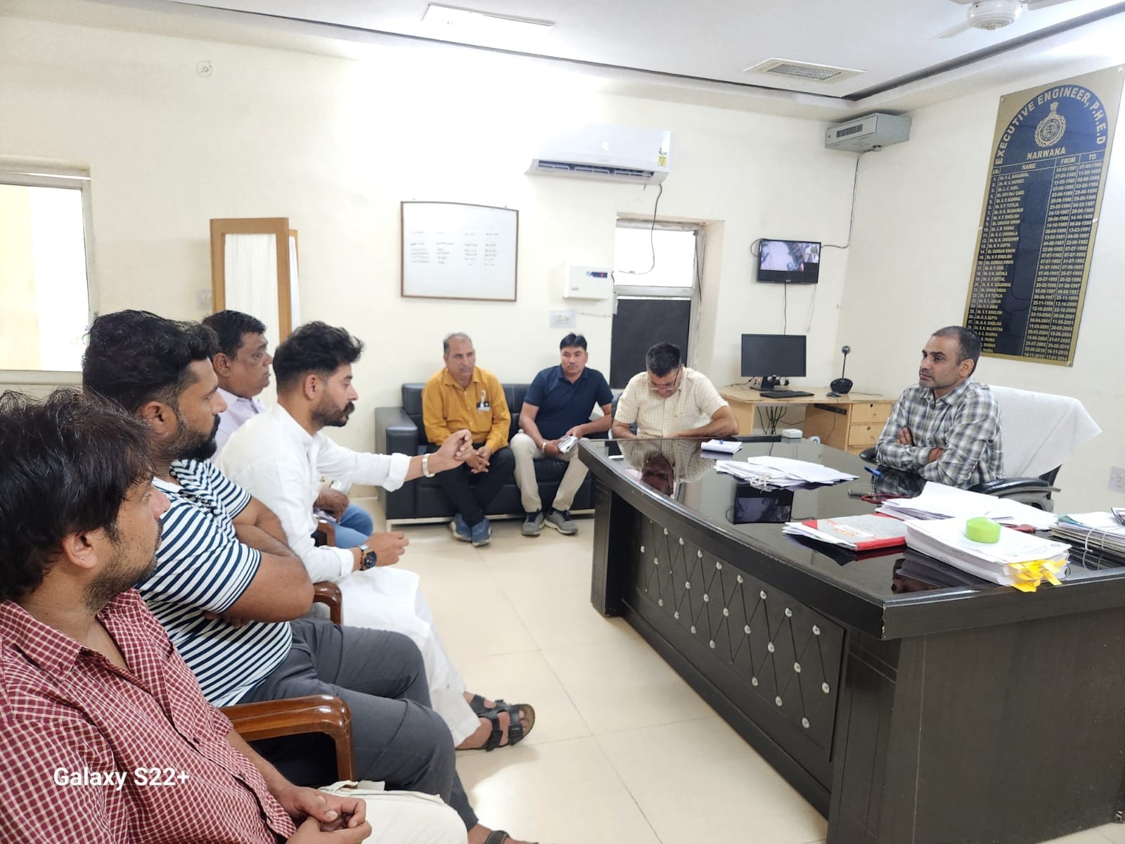बैठक में भाग लेते हुए अधिकारी। बैठक में भाग लेते हुए अधिकारी।