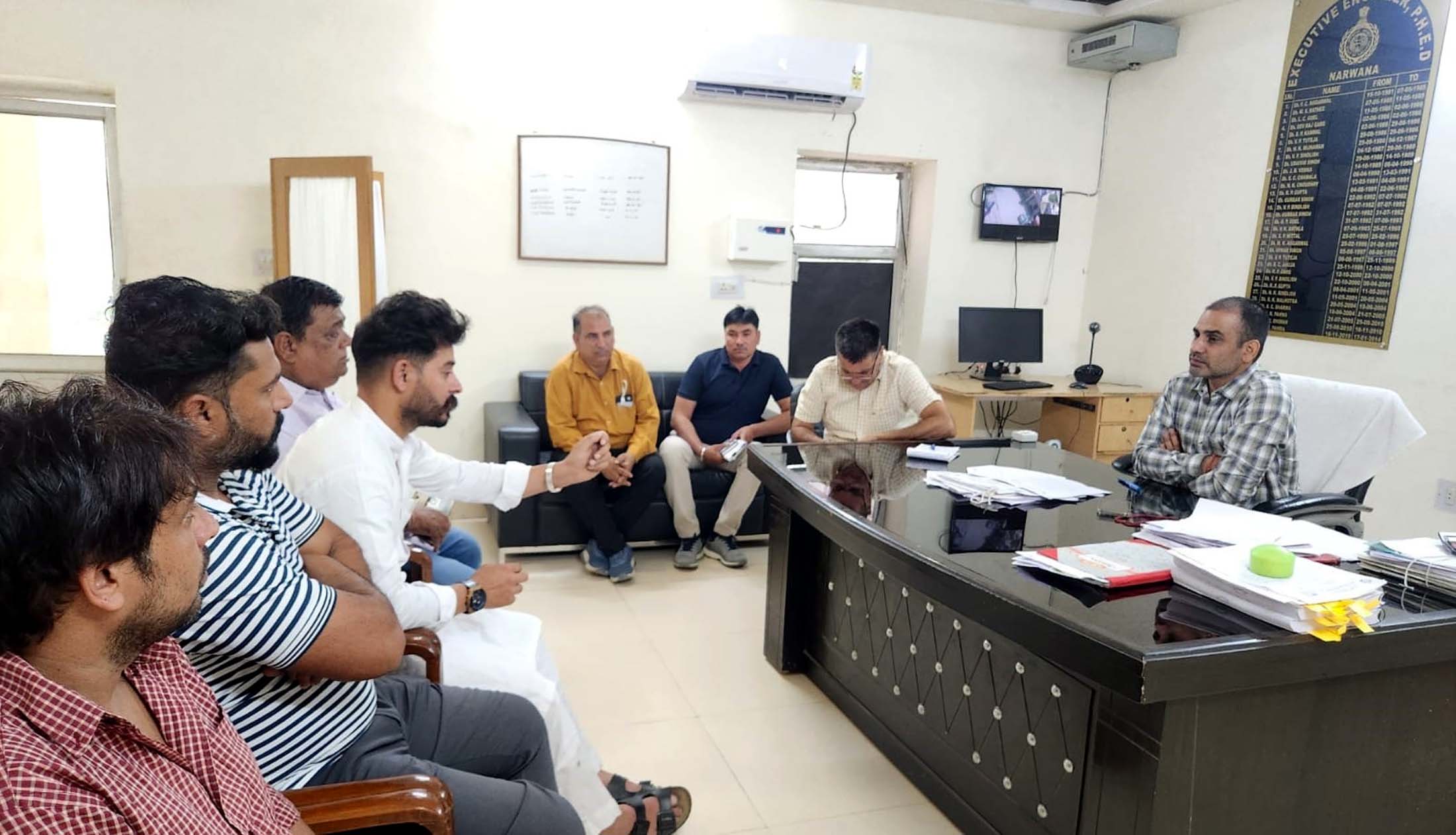 बैठक में भाग लेते हुए अधिकारी। बैठक में भाग लेते हुए अधिकारी।